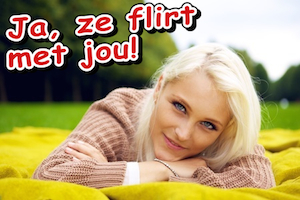 Flirtende vrouw in het park. Waarschijnlijk vrijgezel! 