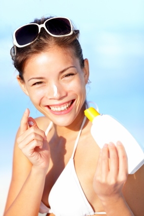 Vrolijke vrouw op het strand. (Vakantietips voor singles)