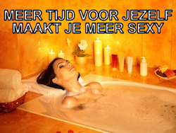 Vrouw relax in bad: meer tijd voor jezelf nemen = sexy