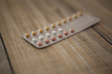 Hormonale anticonceptie pillen in strip op tafel