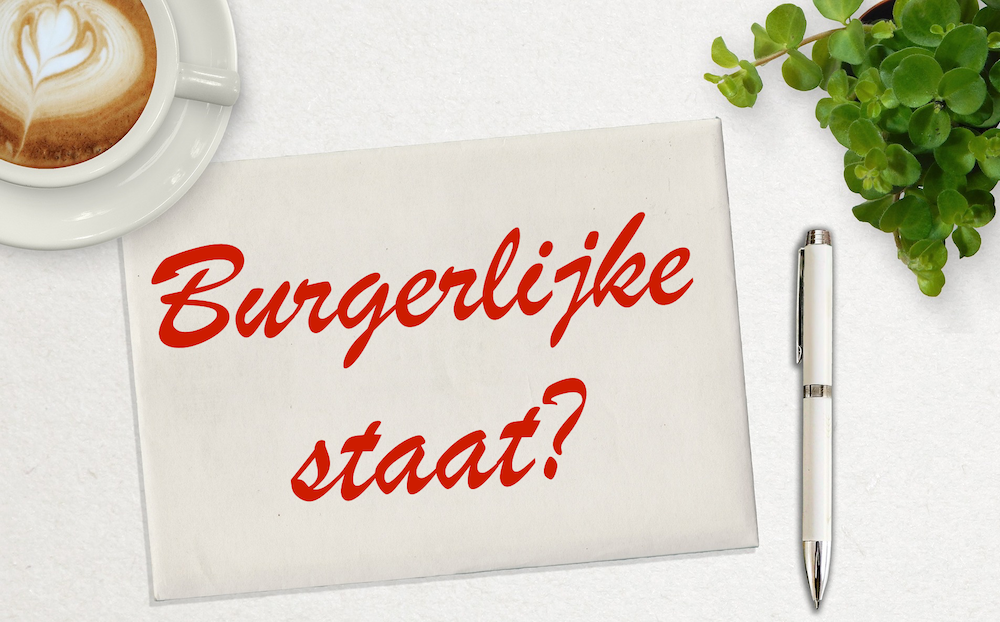 Burgerlijke staat met een kop koffie en een vetplant.